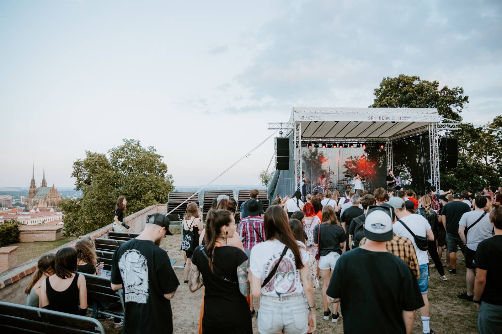 John Wolfhooker a Denoi zahráli na Špilberku, moshpitovalo se celý koncert