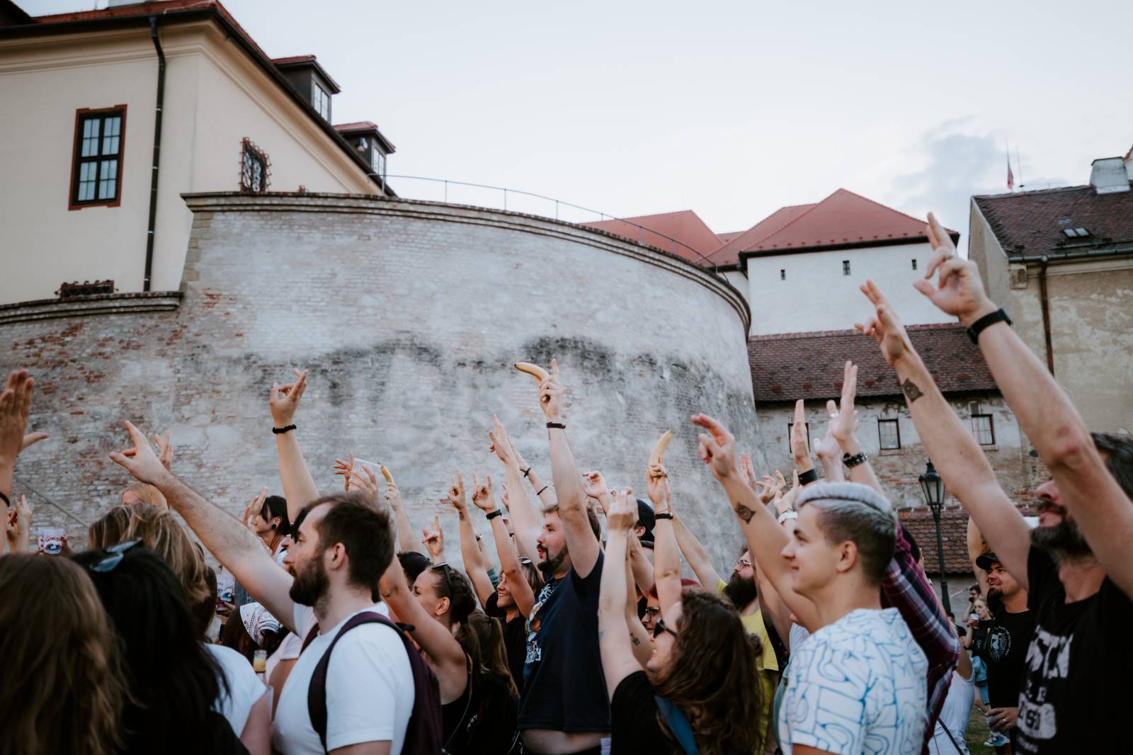 John Wolfhooker a Denoi zahráli na Špilberku, moshpitovalo se celý koncert