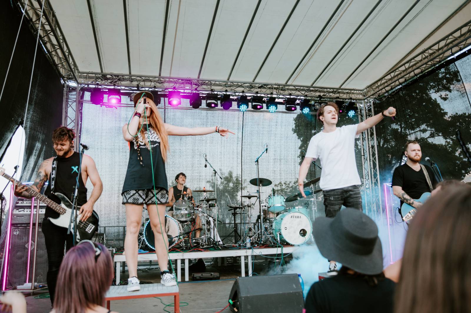 John Wolfhooker a Denoi zahráli na Špilberku, moshpitovalo se celý koncert