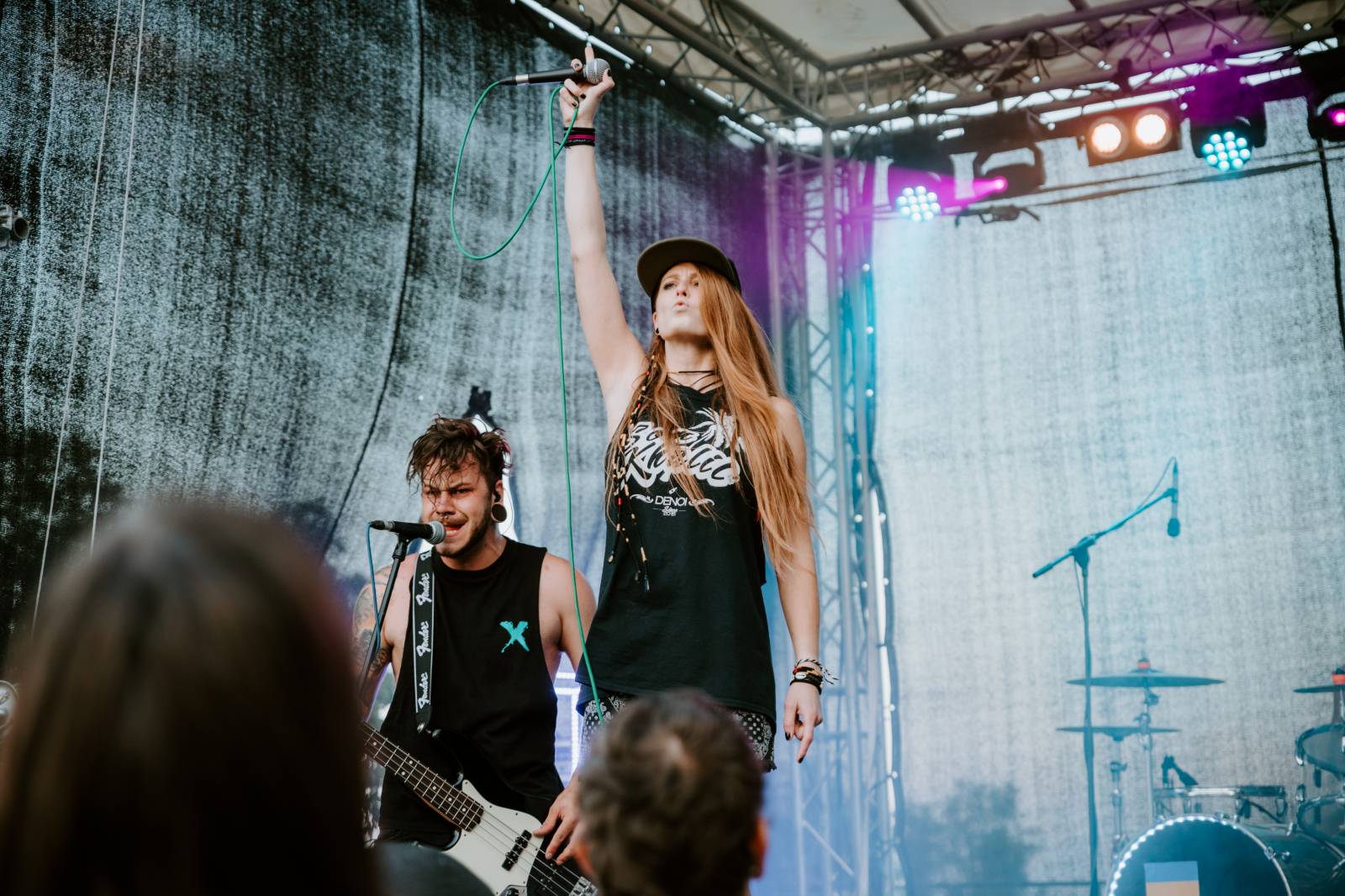 John Wolfhooker a Denoi zahráli na Špilberku, moshpitovalo se celý koncert