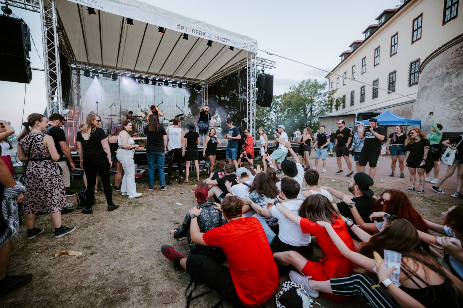 John Wolfhooker a Denoi zahráli na Špilberku, moshpitovalo se celý koncert