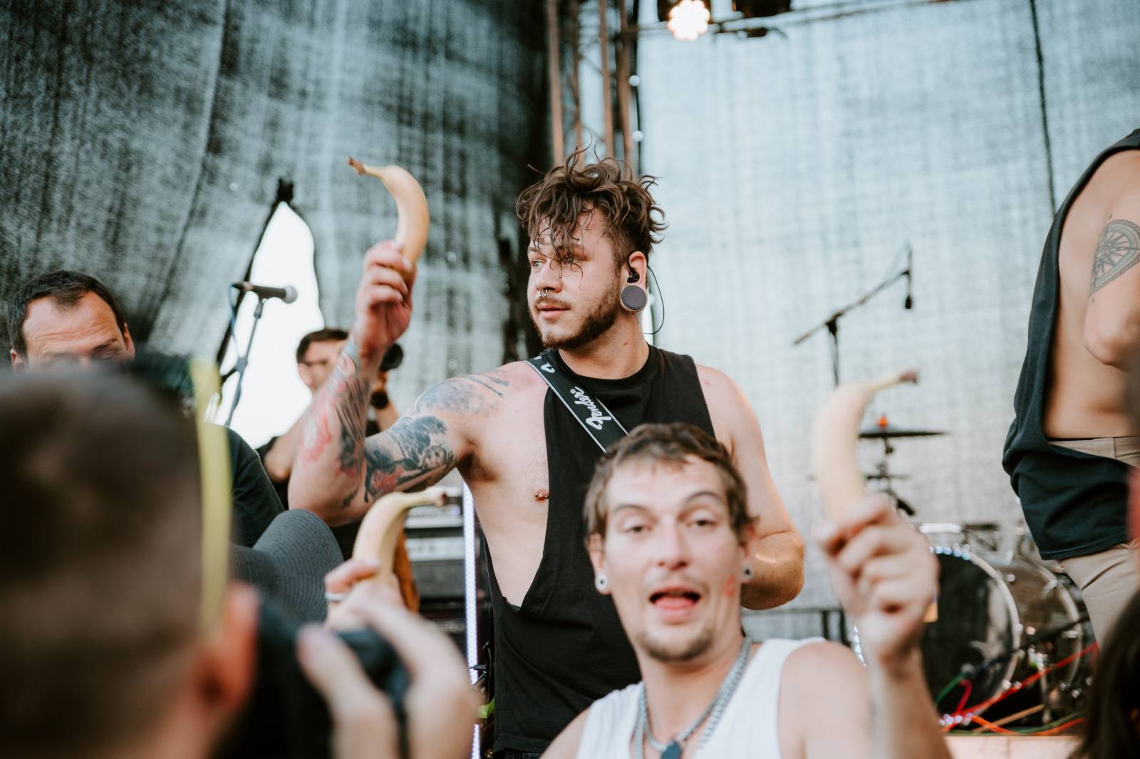 John Wolfhooker a Denoi zahráli na Špilberku, moshpitovalo se celý koncert