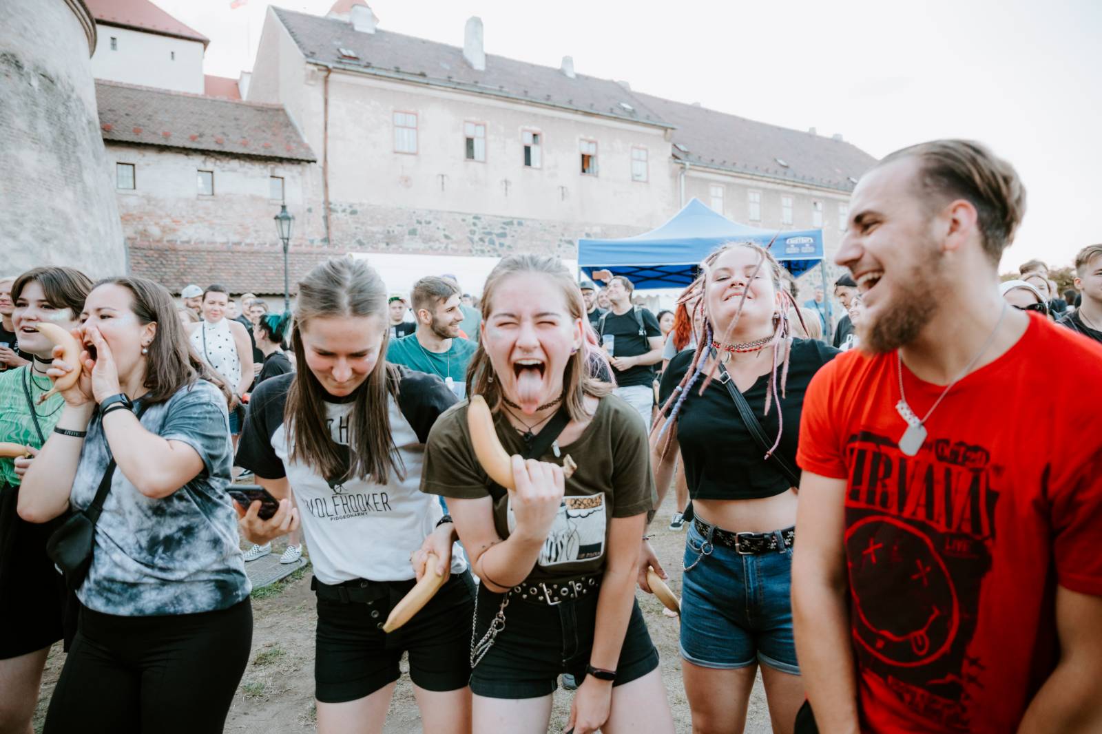 John Wolfhooker a Denoi zahráli na Špilberku, moshpitovalo se celý koncert