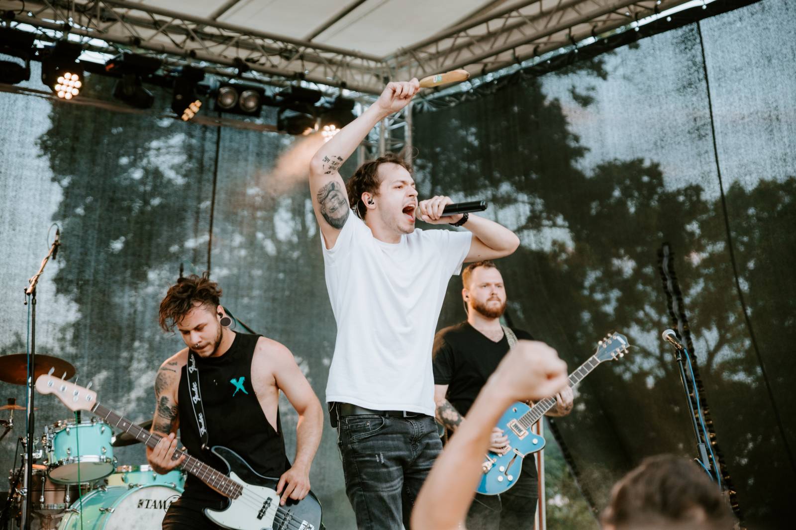 John Wolfhooker a Denoi zahráli na Špilberku, moshpitovalo se celý koncert