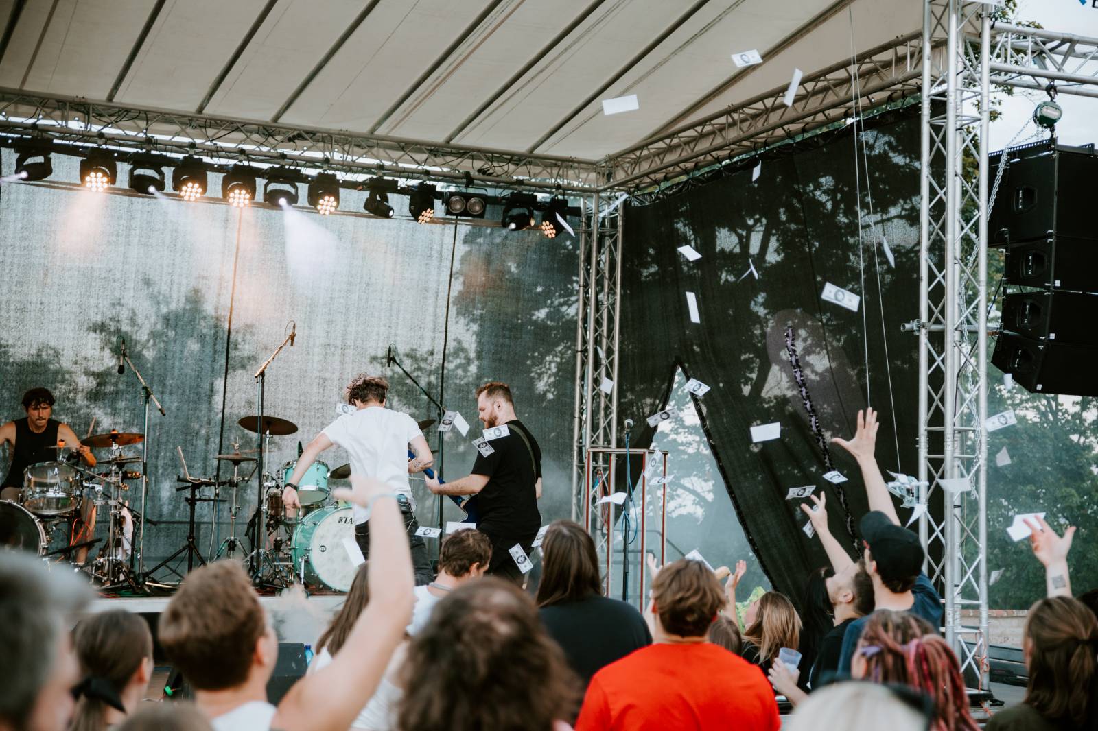 John Wolfhooker a Denoi zahráli na Špilberku, moshpitovalo se celý koncert