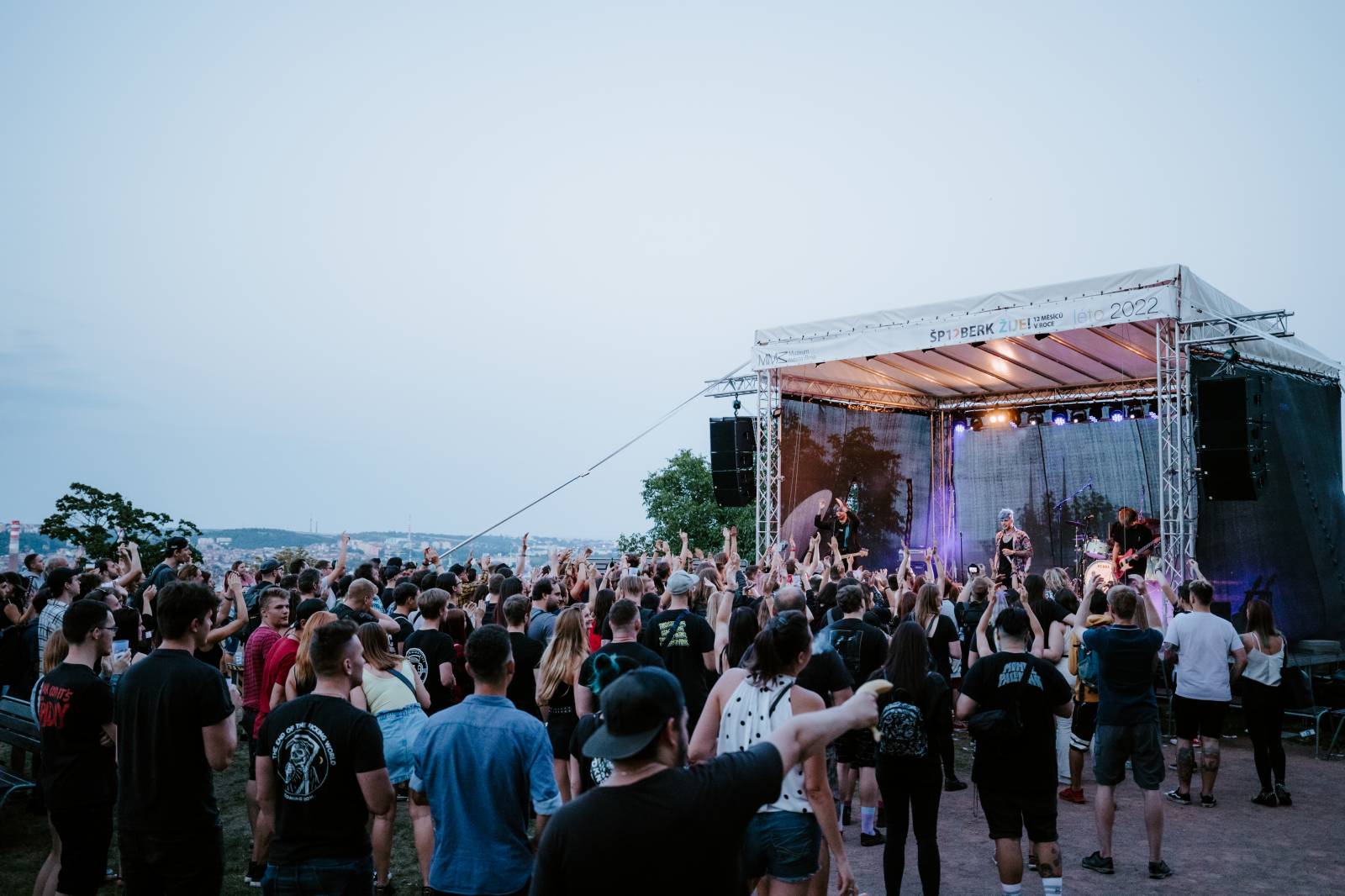 John Wolfhooker a Denoi zahráli na Špilberku, moshpitovalo se celý koncert