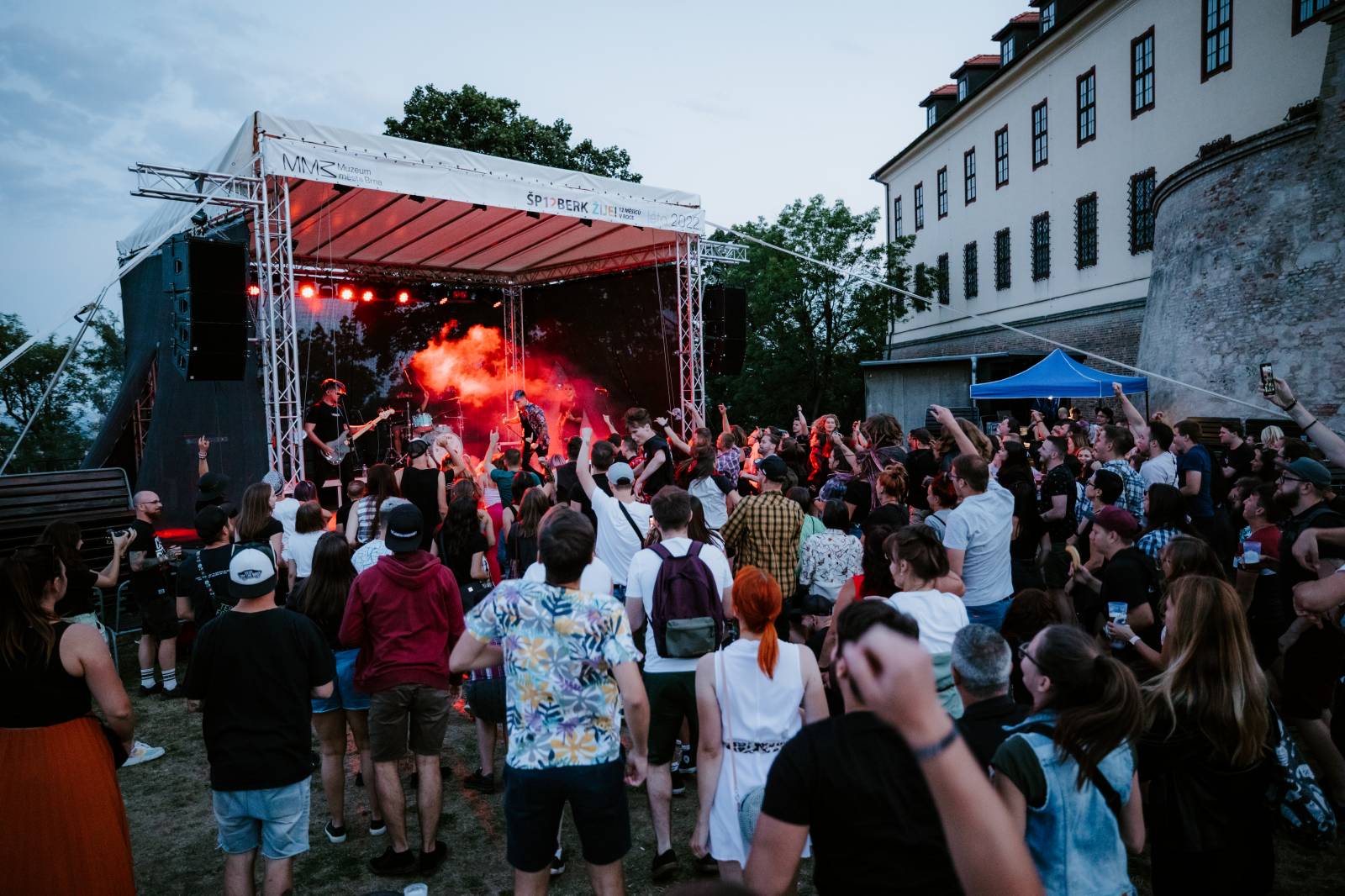 John Wolfhooker a Denoi zahráli na Špilberku, moshpitovalo se celý koncert
