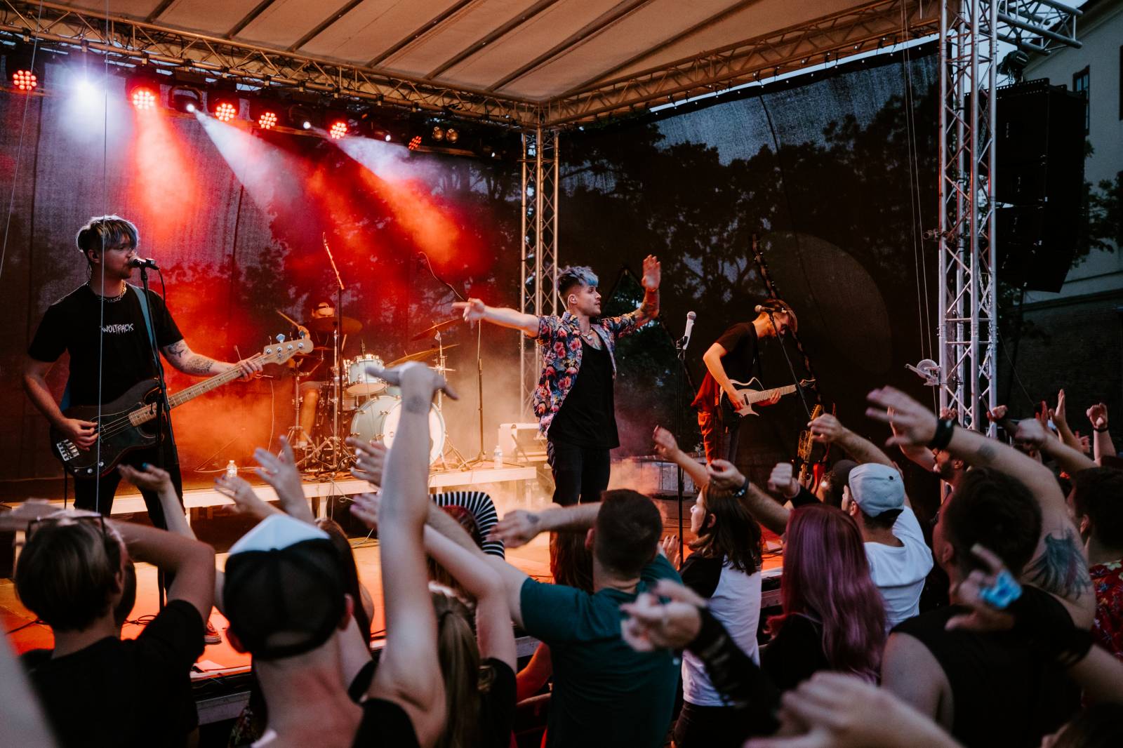 John Wolfhooker a Denoi zahráli na Špilberku, moshpitovalo se celý koncert
