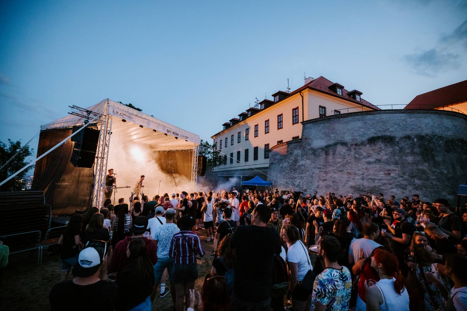John Wolfhooker a Denoi zahráli na Špilberku, moshpitovalo se celý koncert