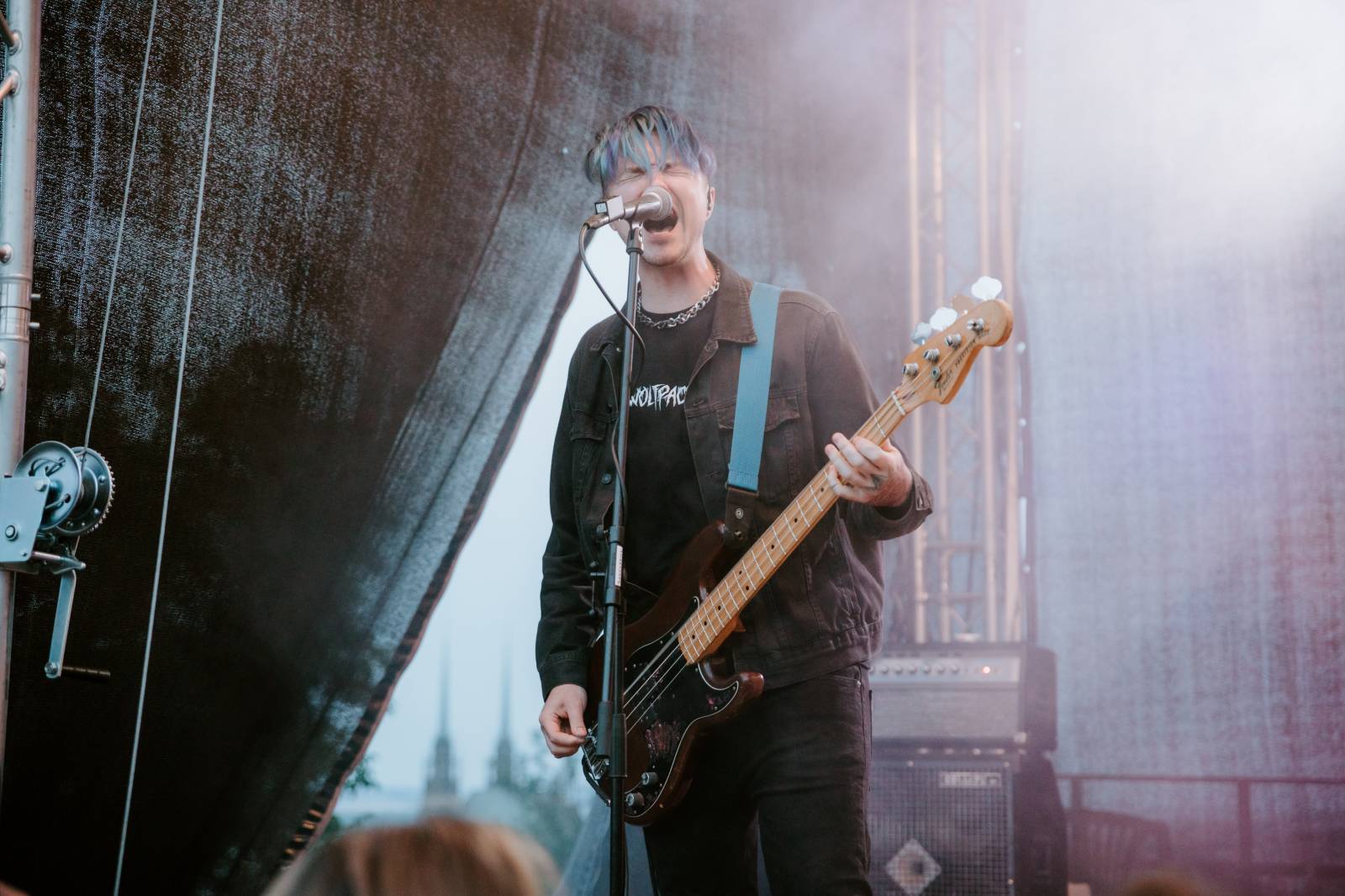 John Wolfhooker a Denoi zahráli na Špilberku, moshpitovalo se celý koncert