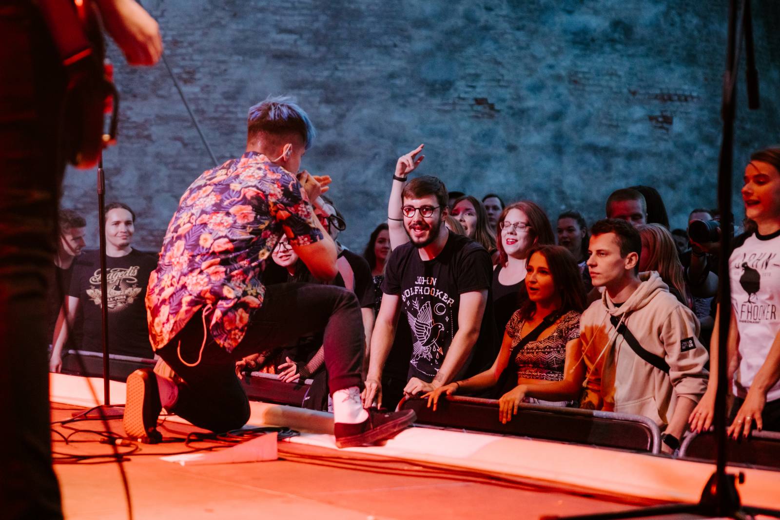 John Wolfhooker a Denoi zahráli na Špilberku, moshpitovalo se celý koncert