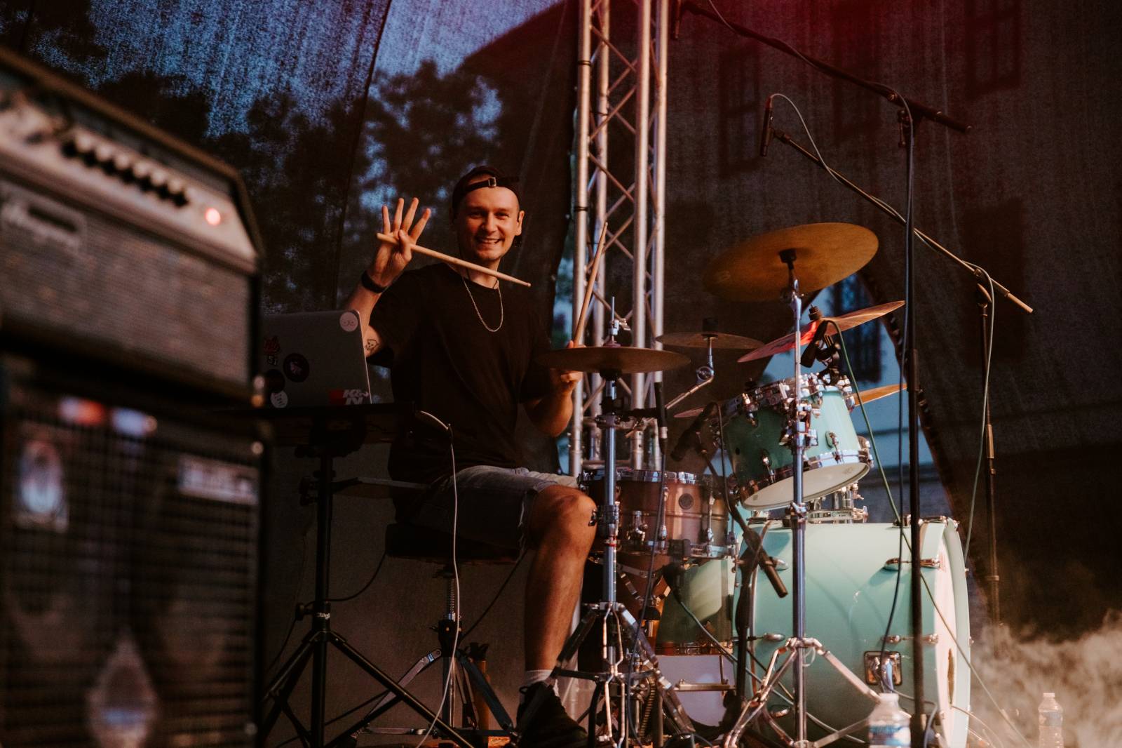 John Wolfhooker a Denoi zahráli na Špilberku, moshpitovalo se celý koncert