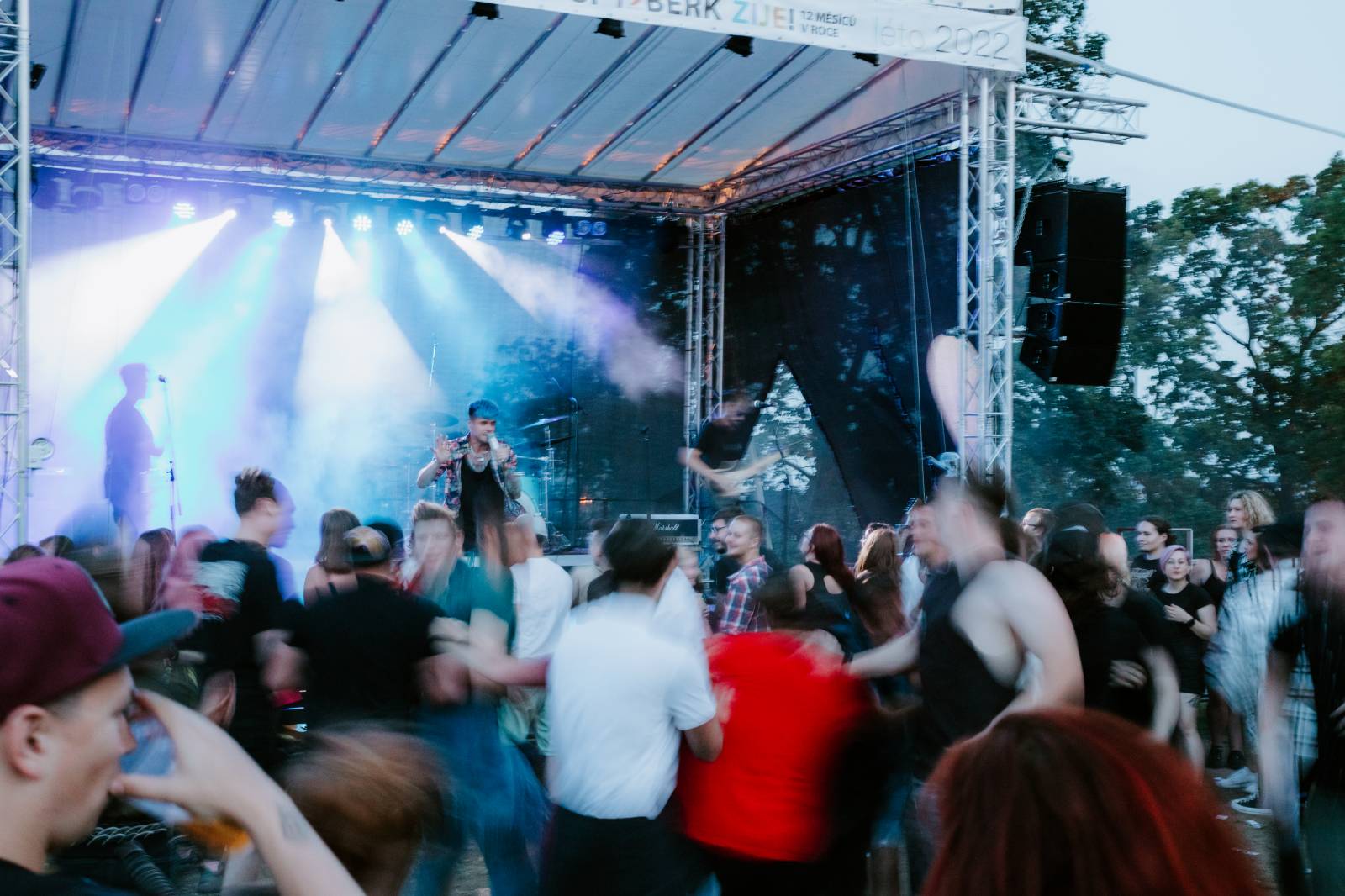 John Wolfhooker a Denoi zahráli na Špilberku, moshpitovalo se celý koncert