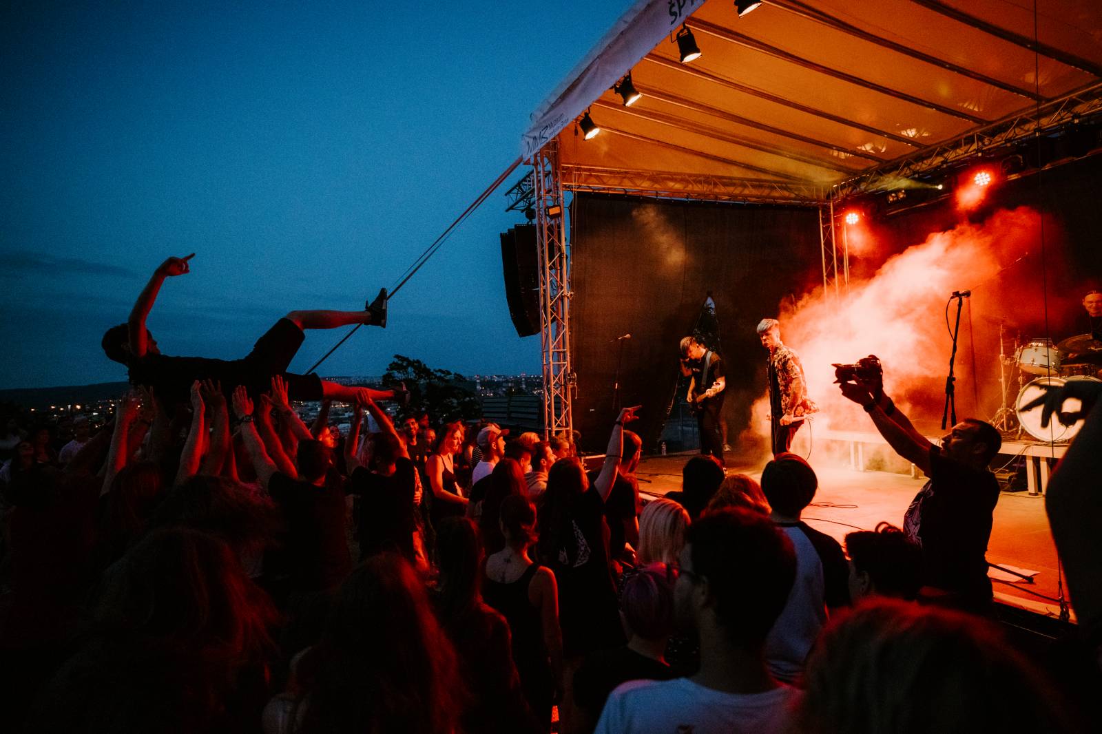 John Wolfhooker a Denoi zahráli na Špilberku, moshpitovalo se celý koncert