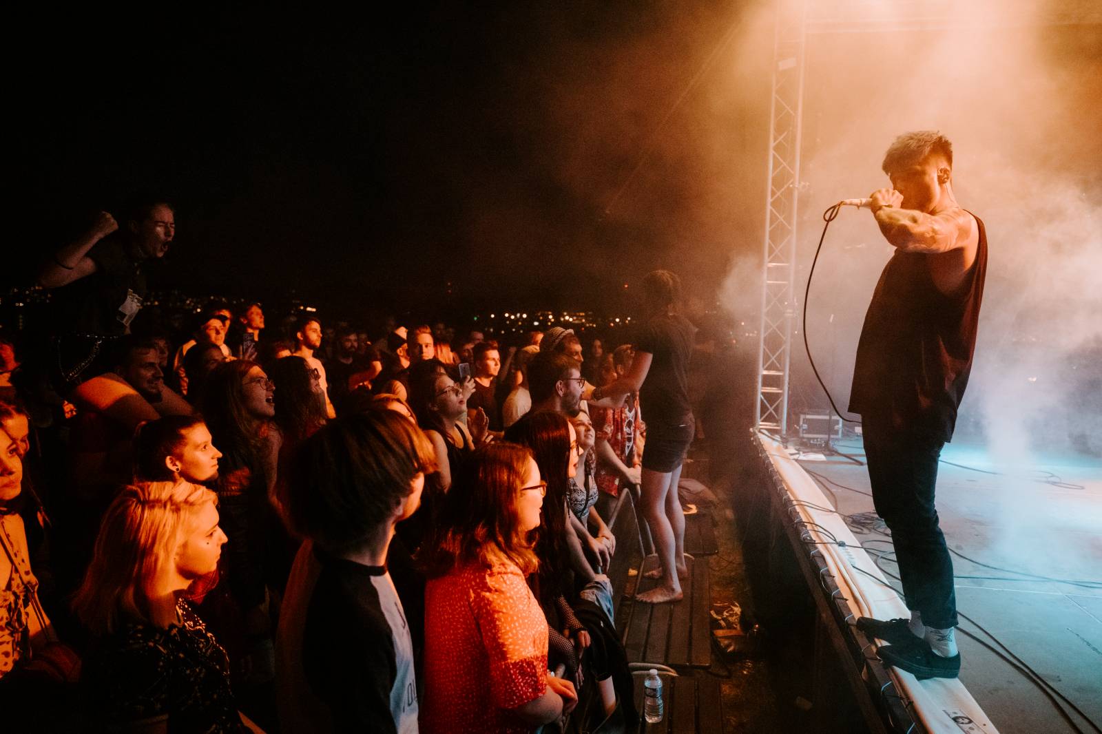 John Wolfhooker a Denoi zahráli na Špilberku, moshpitovalo se celý koncert