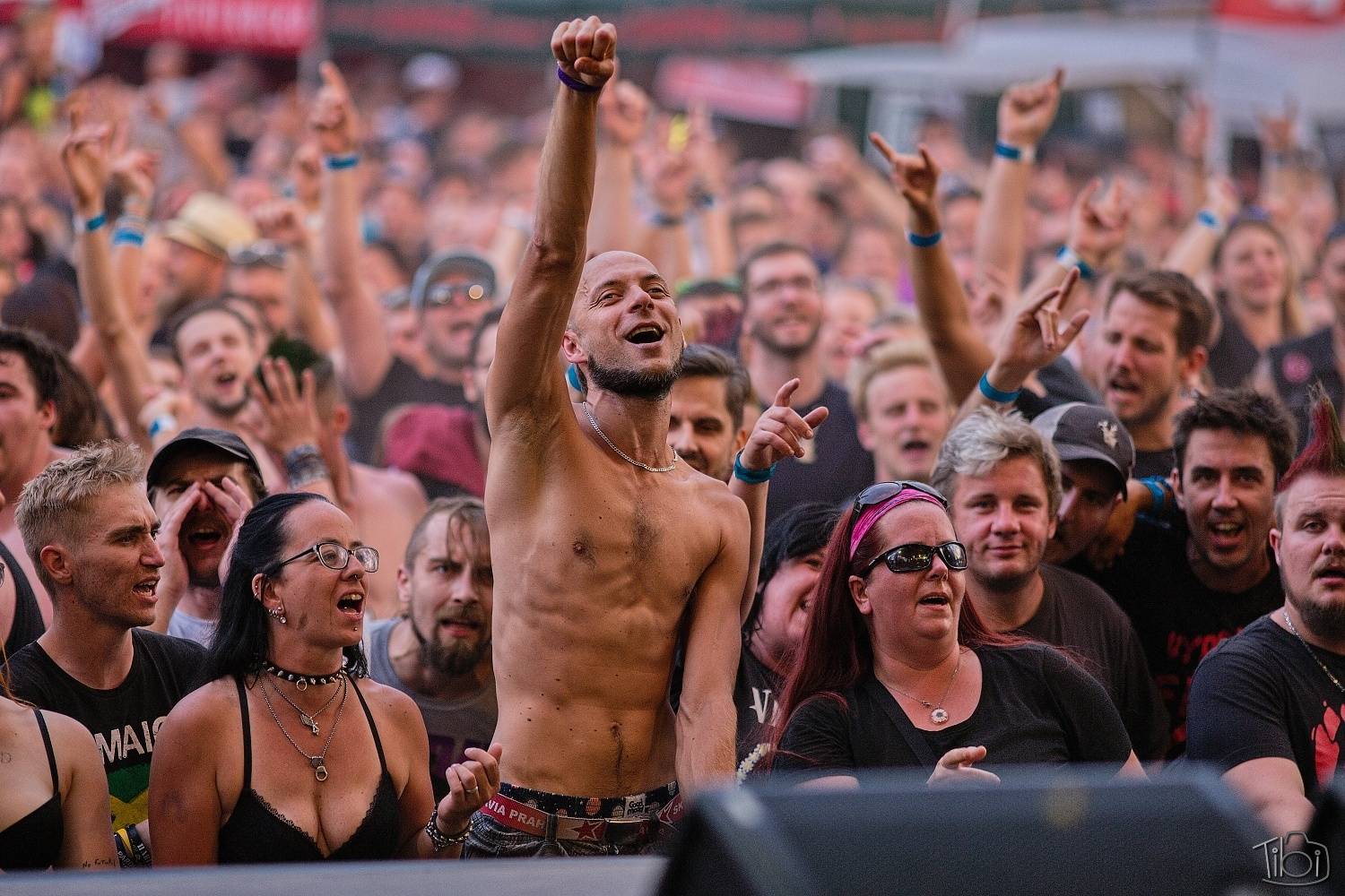 Keltská noc první den přivítala Mňágu a Žďorp i SPS, Trautenberk zaplavily podprsenky