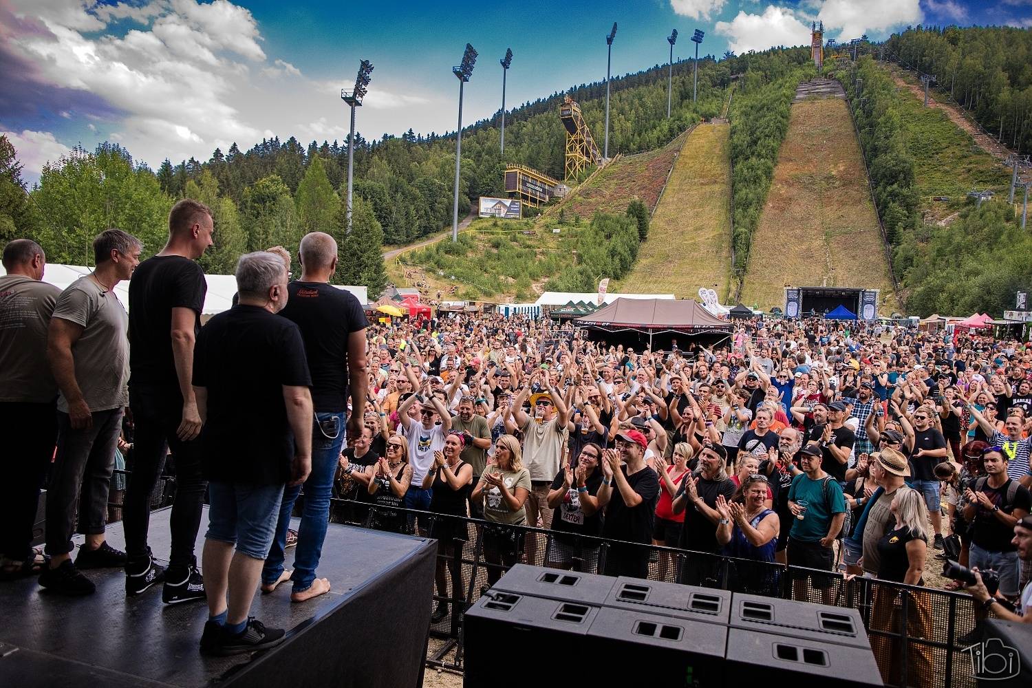 Keltská noc první den přivítala Mňágu a Žďorp i SPS, Trautenberk zaplavily podprsenky