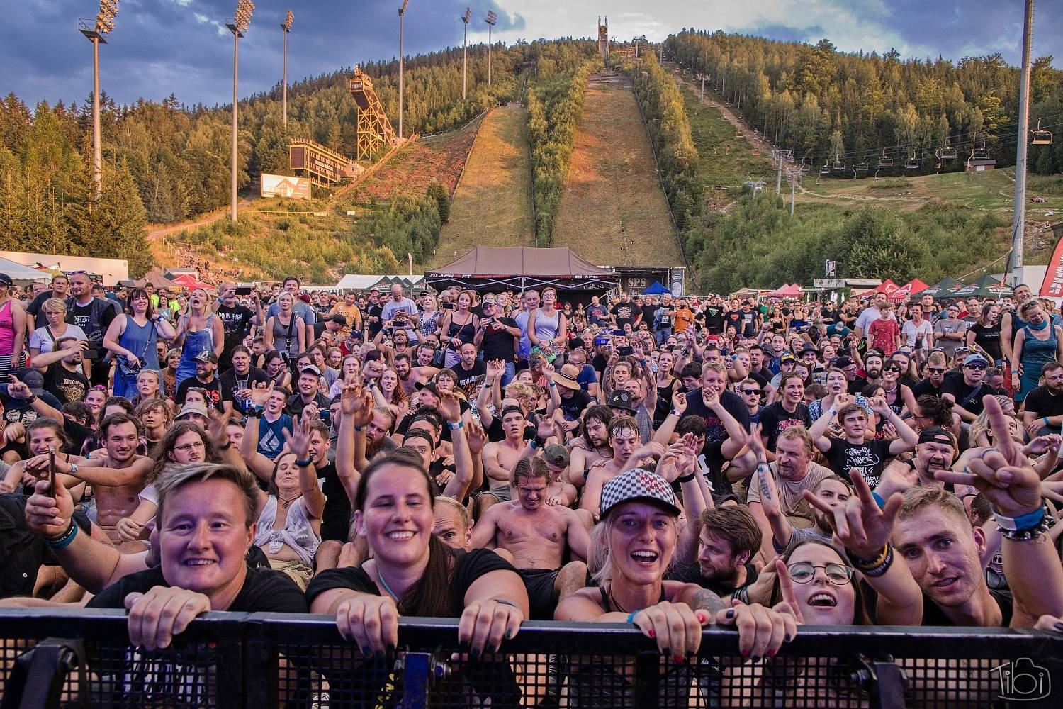 Keltská noc první den přivítala Mňágu a Žďorp i SPS, Trautenberk zaplavily podprsenky