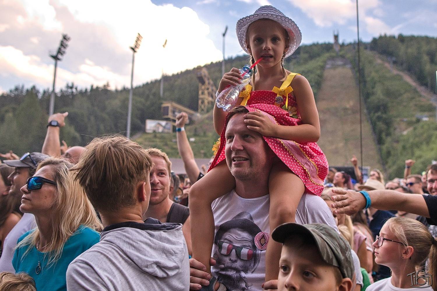 Keltská noc první den přivítala Mňágu a Žďorp i SPS, Trautenberk zaplavily podprsenky