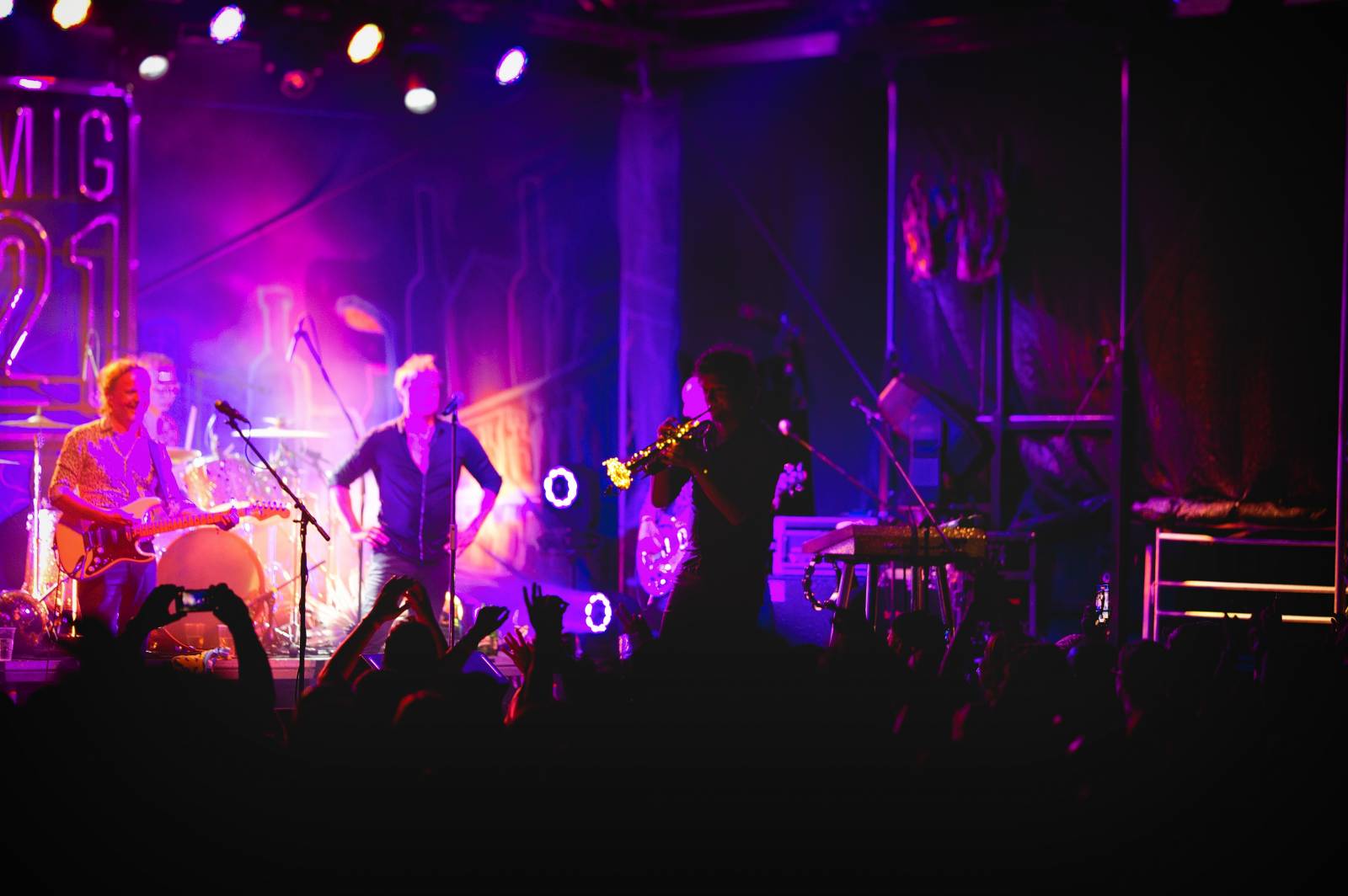 Mig 21 hráli ve vinařství Lahofer, na pódiu jim přistál rekordní počet kalhotek