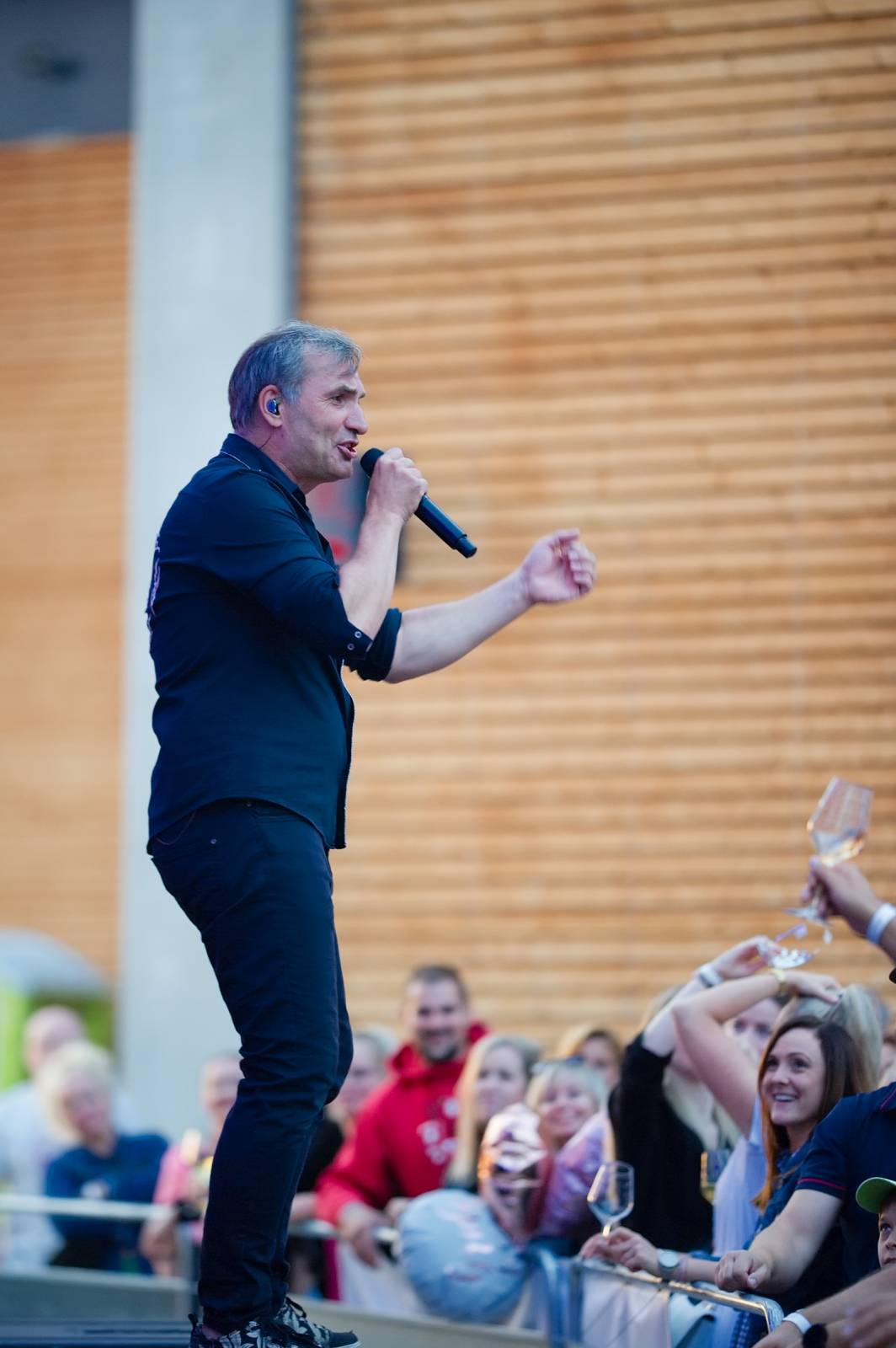 Mig 21 hráli ve vinařství Lahofer, na pódiu jim přistál rekordní počet kalhotek