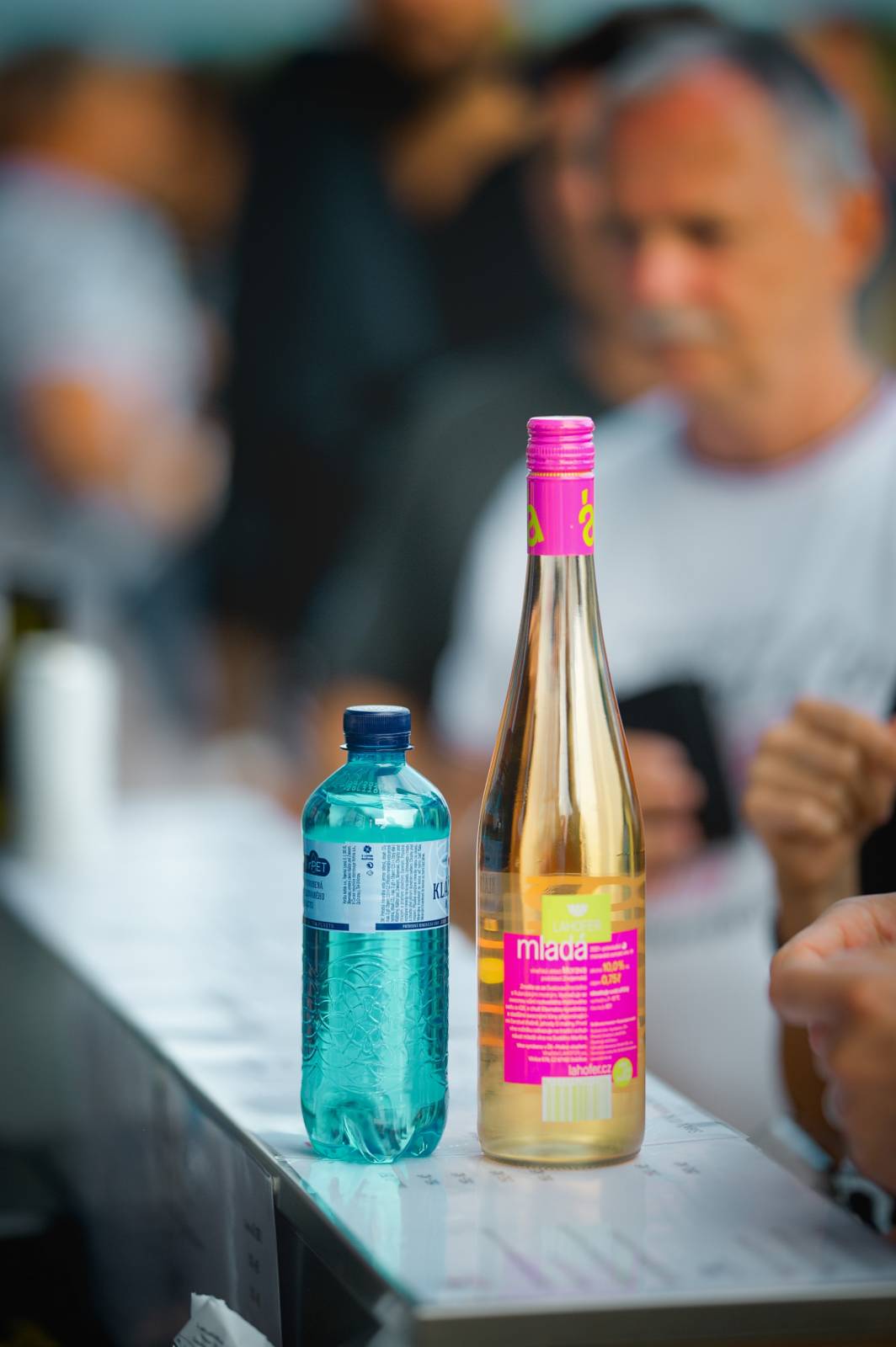 Mig 21 hráli ve vinařství Lahofer, na pódiu jim přistál rekordní počet kalhotek