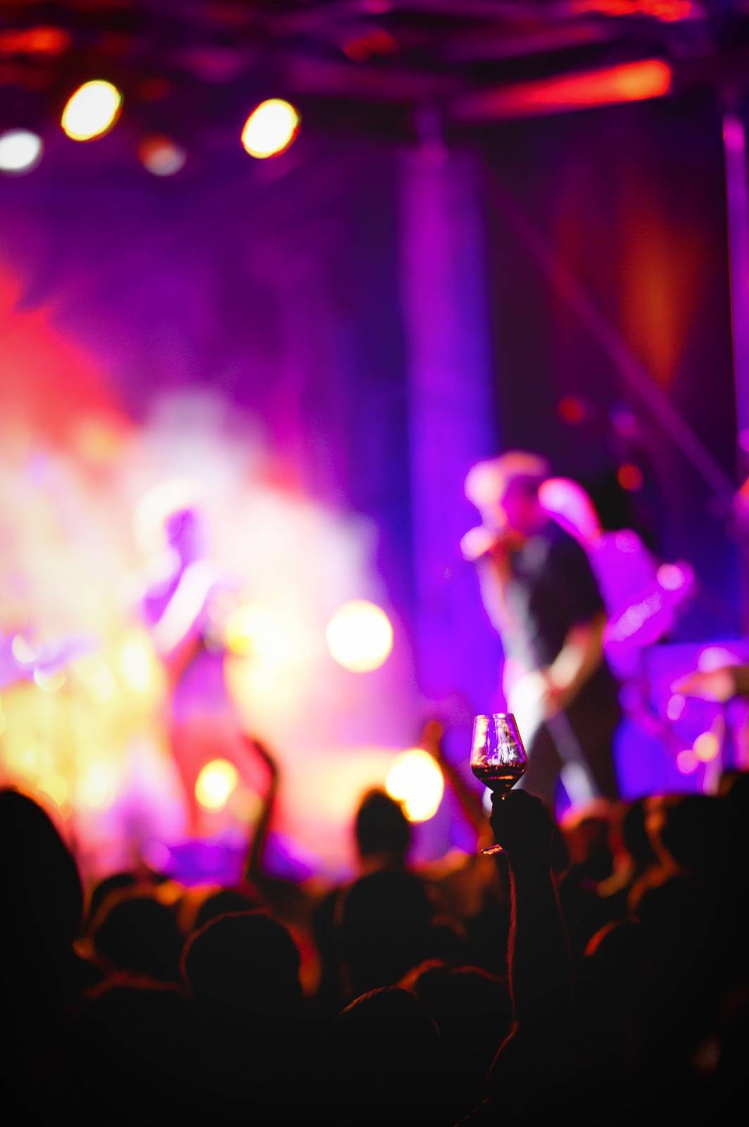 Mig 21 hráli ve vinařství Lahofer, na pódiu jim přistál rekordní počet kalhotek