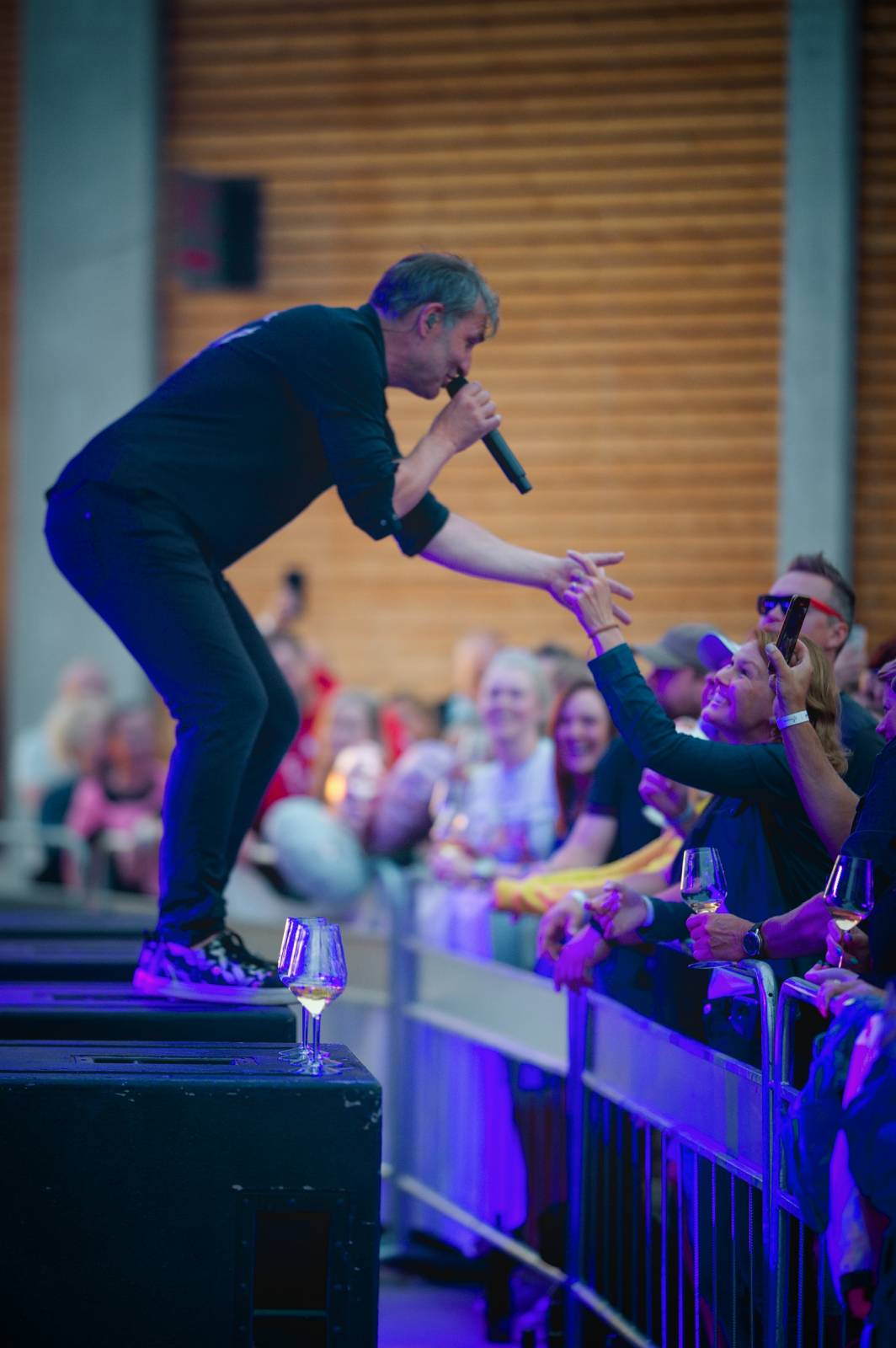 Mig 21 hráli ve vinařství Lahofer, na pódiu jim přistál rekordní počet kalhotek