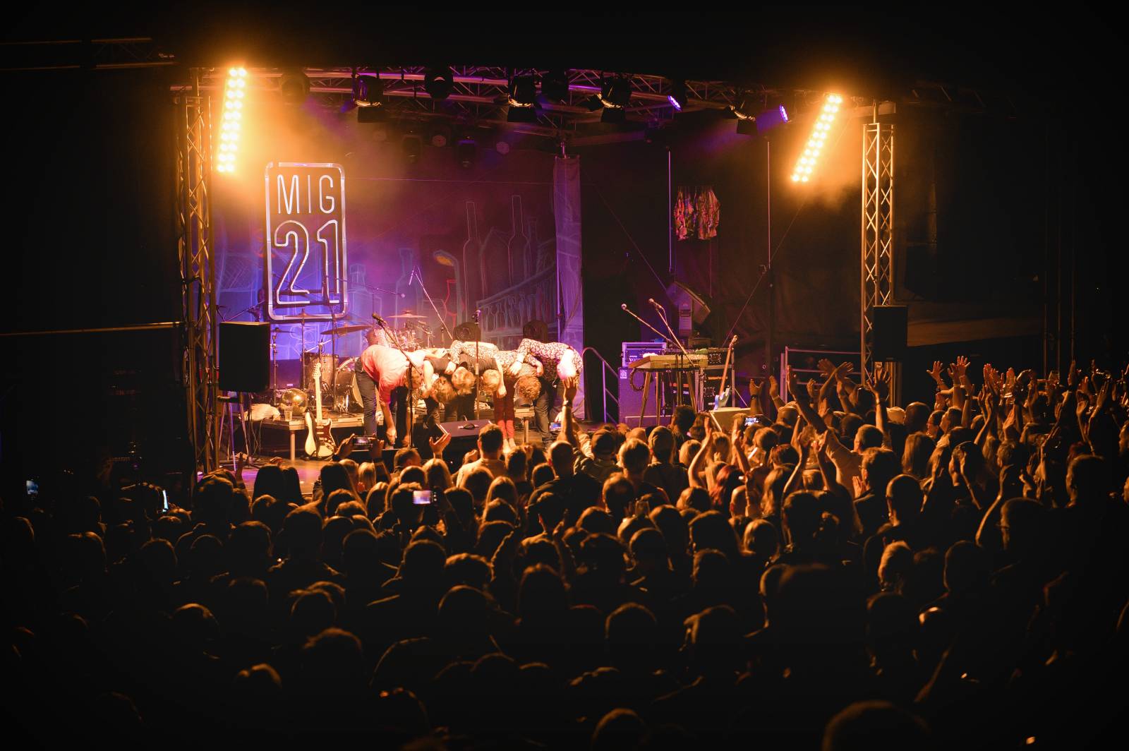 Mig 21 hráli ve vinařství Lahofer, na pódiu jim přistál rekordní počet kalhotek