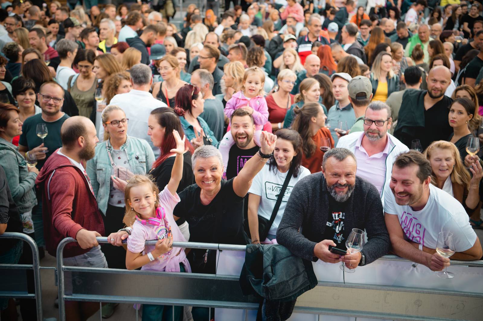 Mig 21 hráli ve vinařství Lahofer, na pódiu jim přistál rekordní počet kalhotek