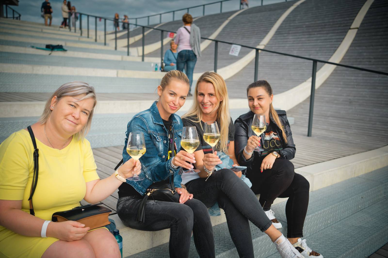 Mig 21 hráli ve vinařství Lahofer, na pódiu jim přistál rekordní počet kalhotek