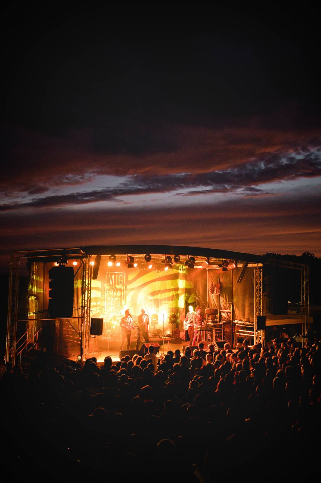 Mig 21 hráli ve vinařství Lahofer, na pódiu jim přistál rekordní počet kalhotek