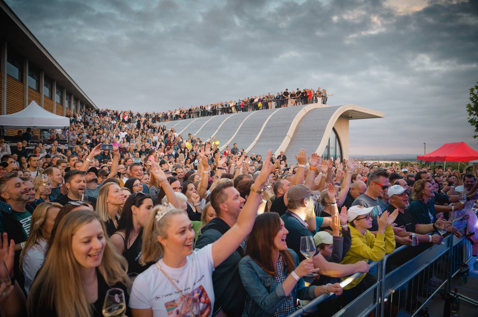 Mig 21 hráli ve vinařství Lahofer, na pódiu jim přistál rekordní počet kalhotek