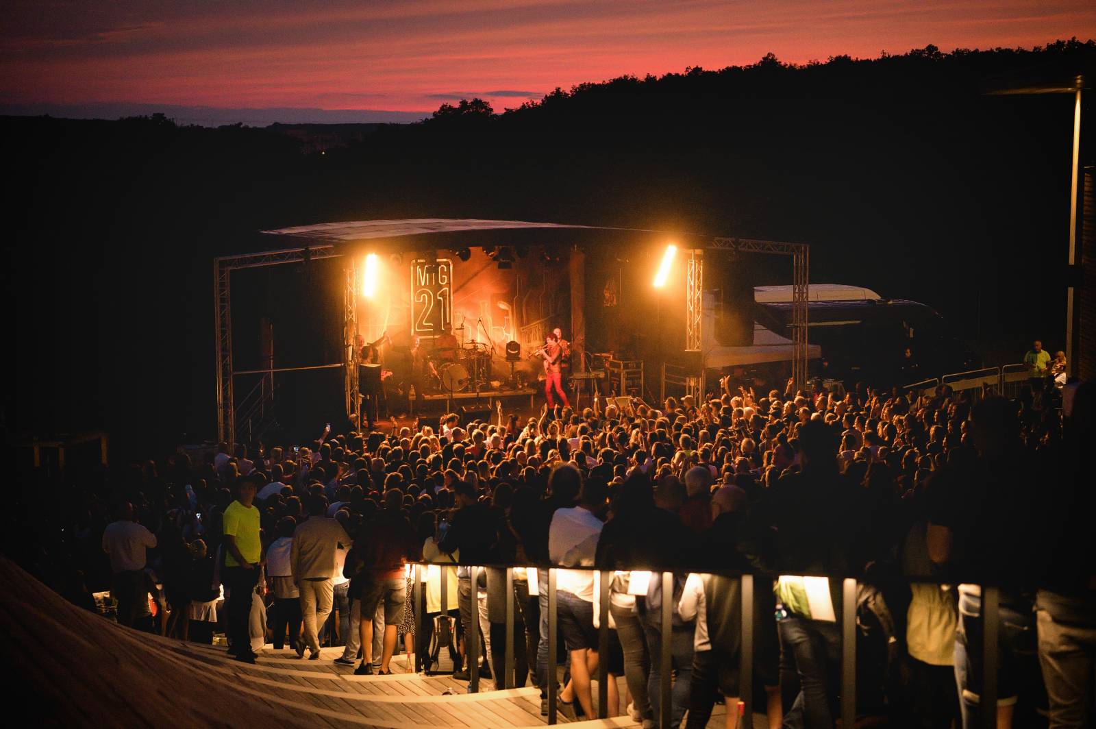 Mig 21 hráli ve vinařství Lahofer, na pódiu jim přistál rekordní počet kalhotek