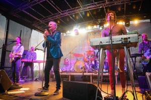 Mig 21 hráli ve vinařství Lahofer, na pódiu jim přistál rekordní počet kalhotek