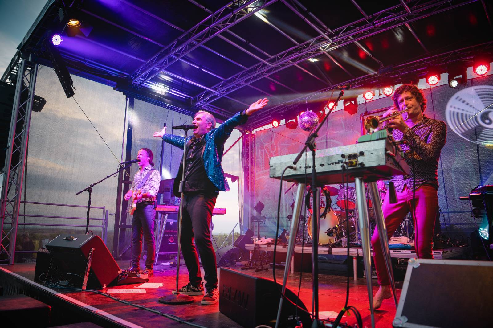 Mig 21 hráli ve vinařství Lahofer, na pódiu jim přistál rekordní počet kalhotek