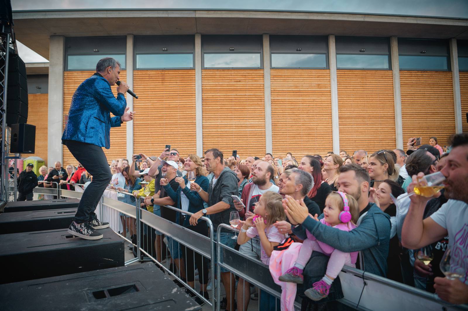 Mig 21 hráli ve vinařství Lahofer, na pódiu jim přistál rekordní počet kalhotek