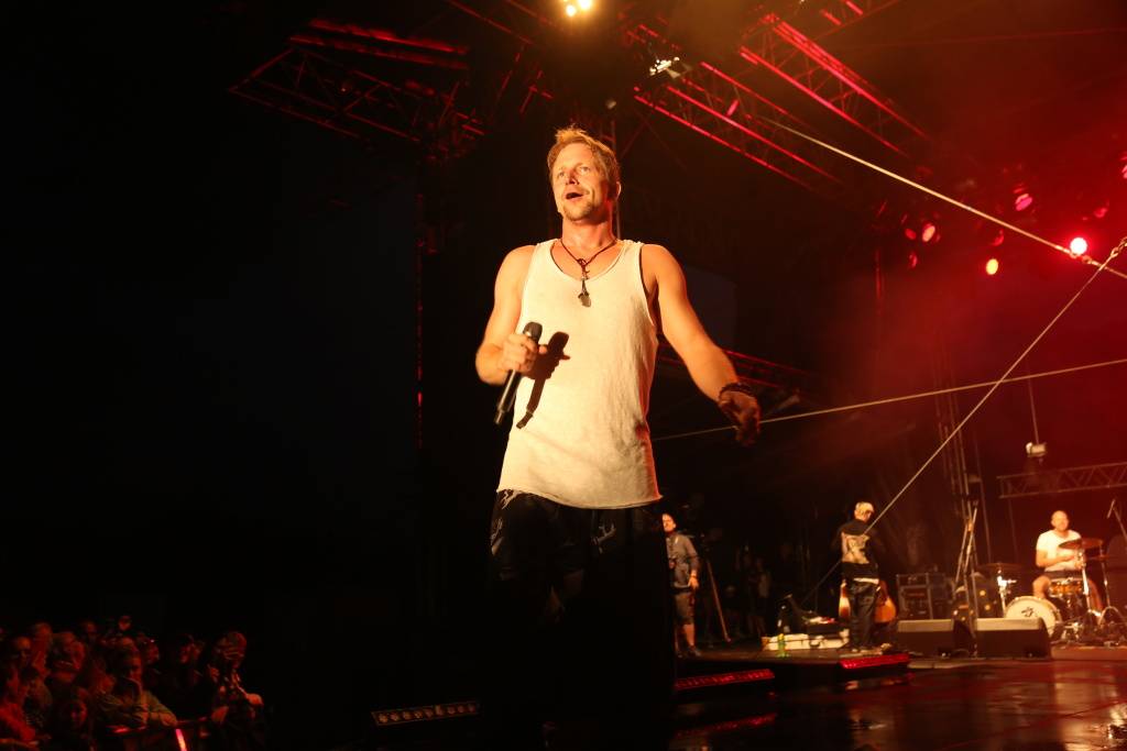 Hrady CZ v Rožmberku nad Vltavou poznamenala bouřka. Zahráli Divokej Bill, UDG i Tomáš Klus