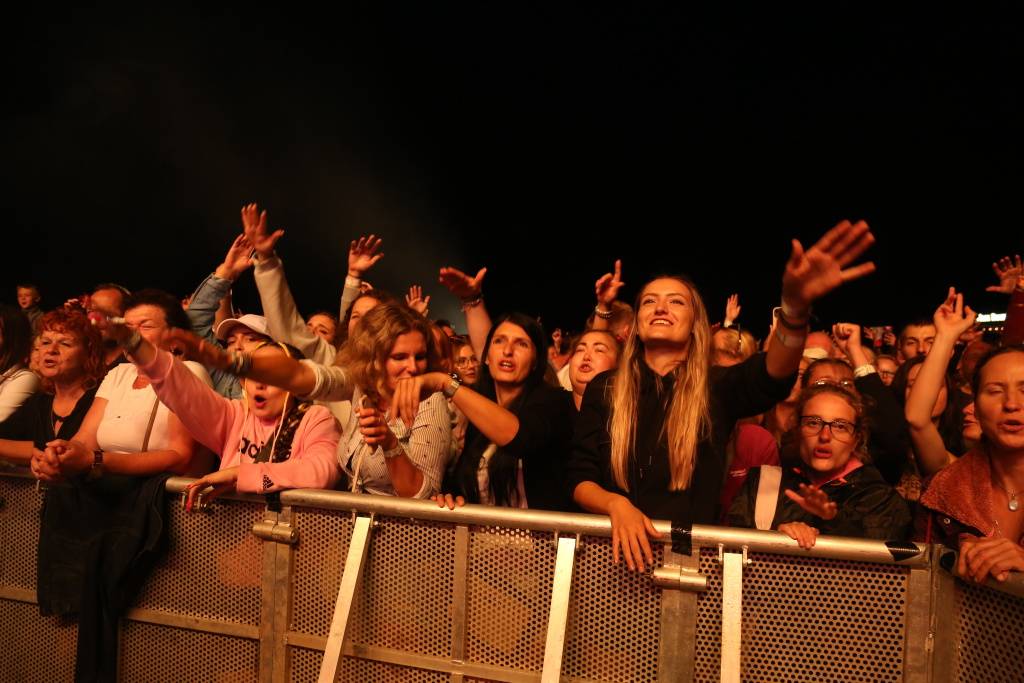 Hrady CZ v Rožmberku nad Vltavou poznamenala bouřka. Zahráli Divokej Bill, UDG i Tomáš Klus