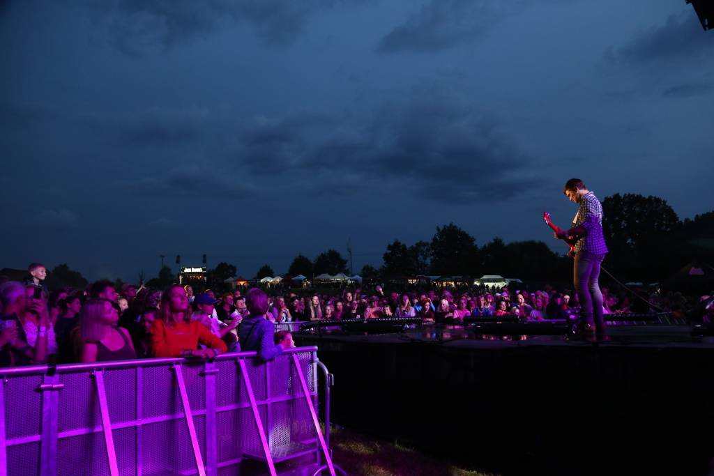 Hrady CZ v Rožmberku nad Vltavou poznamenala bouřka. Zahráli Divokej Bill, UDG i Tomáš Klus