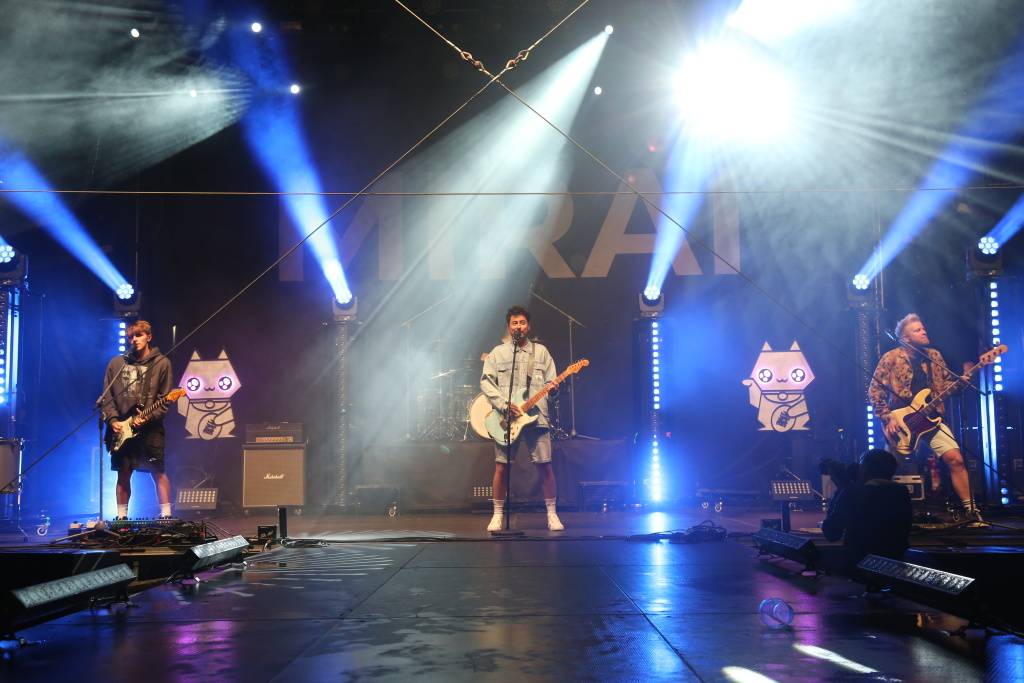 Hrady CZ v Rožmberku nad Vltavou poznamenala bouřka. Zahráli Divokej Bill, UDG i Tomáš Klus