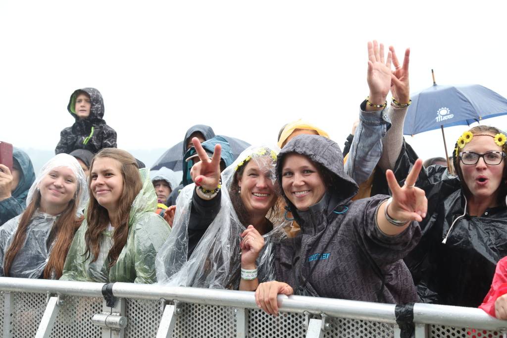 Hrady CZ v Rožmberku nad Vltavou poznamenala bouřka. Zahráli Divokej Bill, UDG i Tomáš Klus