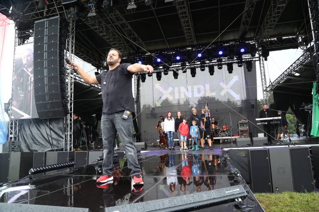 Hrady CZ v Rožmberku nad Vltavou poznamenala bouřka. Zahráli Divokej Bill, UDG i Tomáš Klus