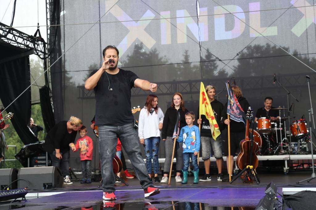 Hrady CZ v Rožmberku nad Vltavou poznamenala bouřka. Zahráli Divokej Bill, UDG i Tomáš Klus