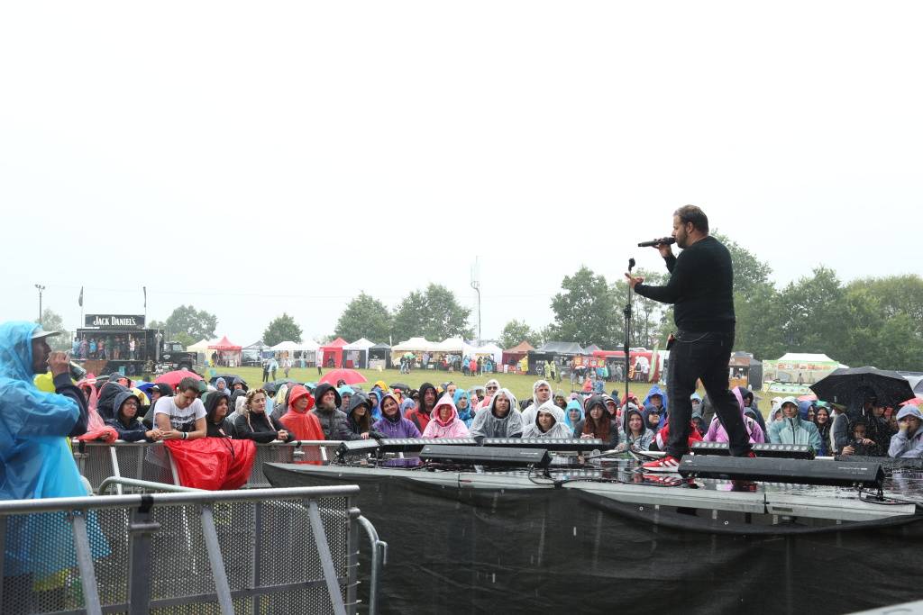 Hrady CZ v Rožmberku nad Vltavou poznamenala bouřka. Zahráli Divokej Bill, UDG i Tomáš Klus