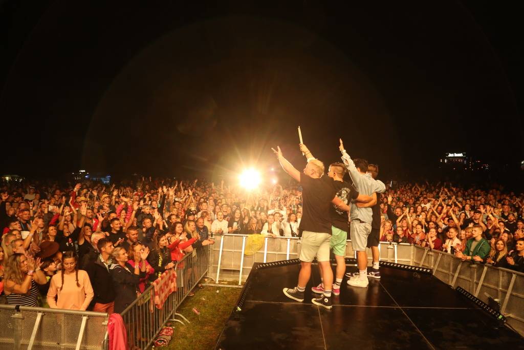 Hrady CZ v Rožmberku nad Vltavou poznamenala bouřka. Zahráli Divokej Bill, UDG i Tomáš Klus