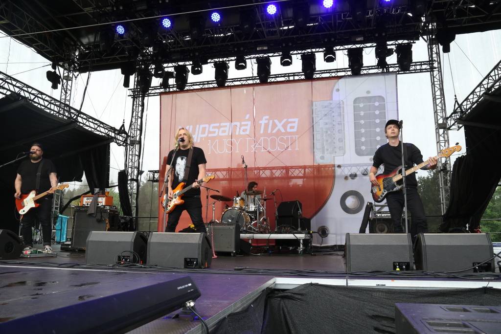 Hrady CZ v Rožmberku nad Vltavou poznamenala bouřka. Zahráli Divokej Bill, UDG i Tomáš Klus