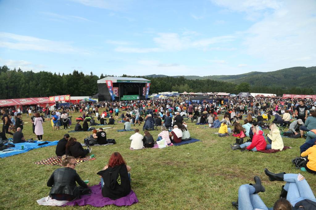 Hrady CZ v Rožmberku nad Vltavou poznamenala bouřka. Zahráli Divokej Bill, UDG i Tomáš Klus
