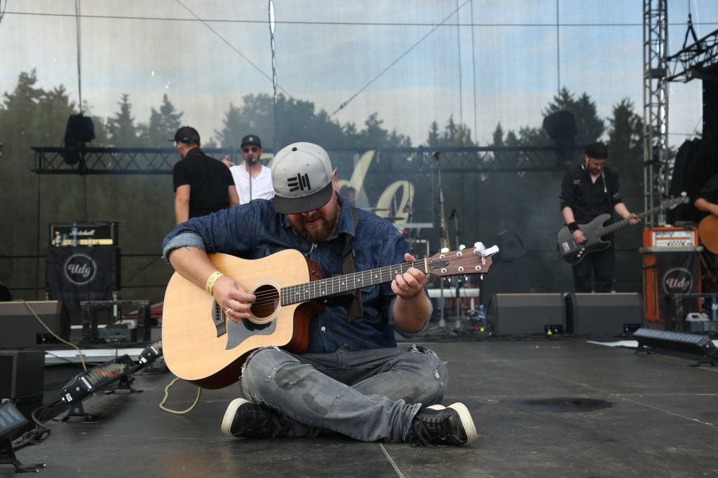 Hrady CZ v Rožmberku nad Vltavou poznamenala bouřka. Zahráli Divokej Bill, UDG i Tomáš Klus