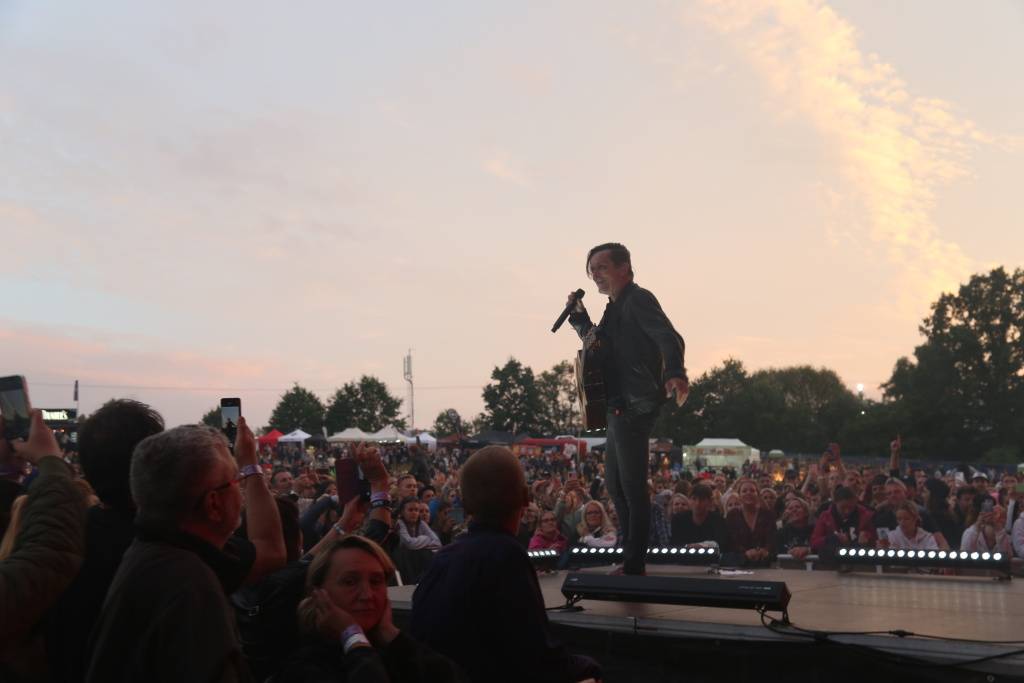 Hrady CZ v Rožmberku nad Vltavou poznamenala bouřka. Zahráli Divokej Bill, UDG i Tomáš Klus